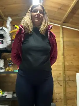 Snapshot of DaisyVibesss chatting on December 2024 04:18:01 PM DaisyVibesss online show from December 2024 04:18:01 PM