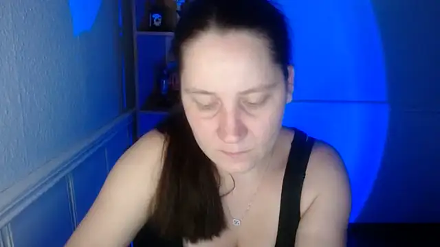 JosieJun  online show from October 2025 06:41:01 PM