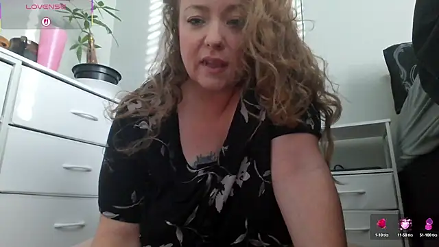 Snapshot of julimonroe chatting on January 2026 03:06:01 PM julimonroe online show from January 2026 03:06:01 PM