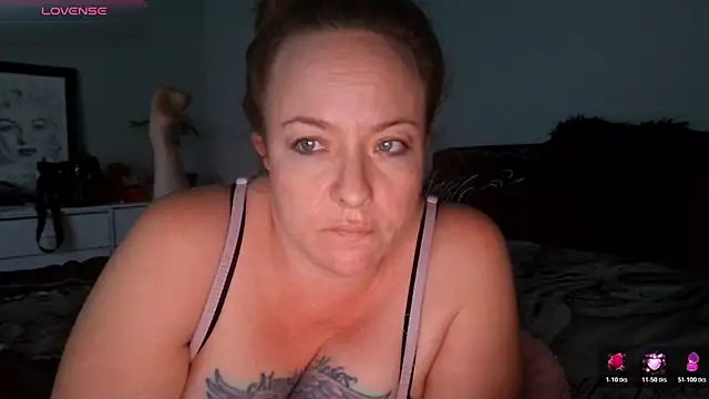 Snapshot of julimonroe chatting on February 2026 03:23:02 AM julimonroe online show from February 2026 03:23:02 AM