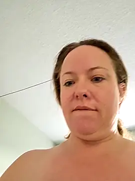 Snapshot of julimonroe chatting on February 2026 03:05:02 PM julimonroe online show from February 2026 03:05:02 PM