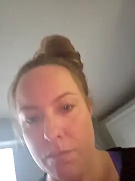 Snapshot of julimonroe chatting on February 2026 09:32:02 PM julimonroe online show from February 2026 09:32:02 PM