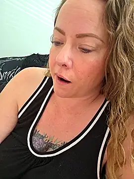 Snapshot of julimonroe chatting on February 2026 05:14:01 PM julimonroe online show from February 2026 05:14:01 PM