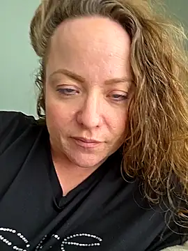 Snapshot of julimonroe chatting on February 2026 07:00:02 PM julimonroe online show from February 2026 07:00:02 PM