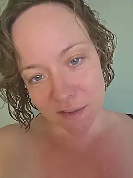 Snapshot of julimonroe chatting on June 2026 01:43:02 AM julimonroe online show from June 2026 01:43:02 AM