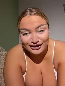 Snapshot of EmiliaPetrova chatting on March 2025 08:20:02 PM EmiliaPetrova online show from March 2025 08:20:02 PM