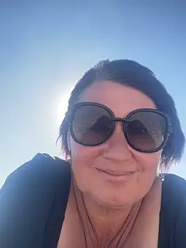 XLindaMilfX online show from September 2025 12:27:01 PM