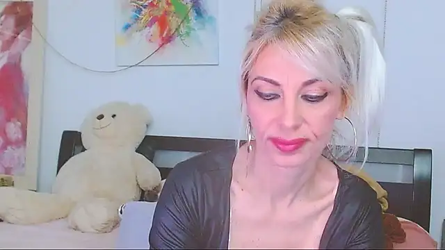 HoneyLara online show from April 2026 10:21:02 PM