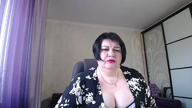 Snapshot of JuicyLady_Di chatting on February 2025 01:51:02 PM JuicyLady Di online show from February 2025 01:51:02 PM