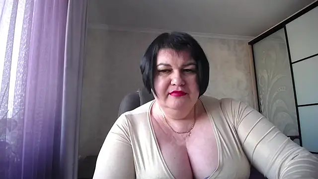 Snapshot of JuicyLady_Di chatting on February 2025 12:27:01 PM JuicyLady Di online show from February 2025 12:27:01 PM