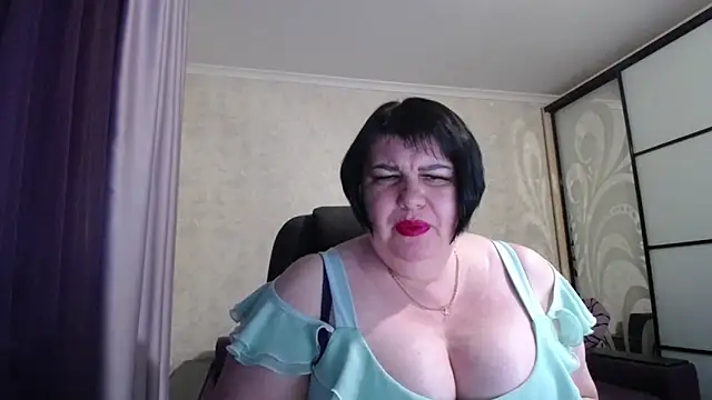 Snapshot of JuicyLady_Di chatting on February 2025 03:28:02 PM JuicyLady Di online show from February 2025 03:28:02 PM