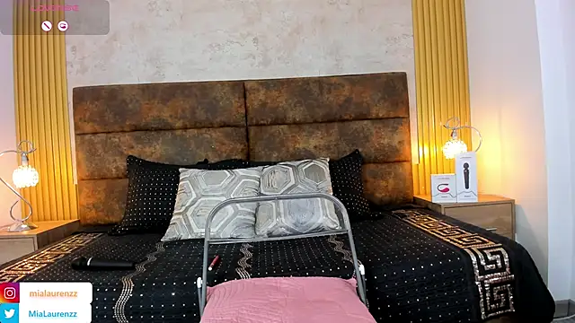 MiaLaurenzz online show from December 2024 02:33:01 AM
