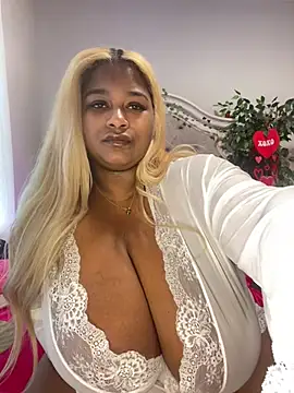 Snapshot of BigFineSelena chatting on February 2025 04:14:01 PM BigFineSelena online show from February 2025 04:14:01 PM
