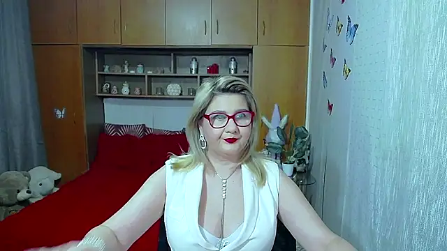 LucilleFenlys online show from April 2026 12:01:01 AM