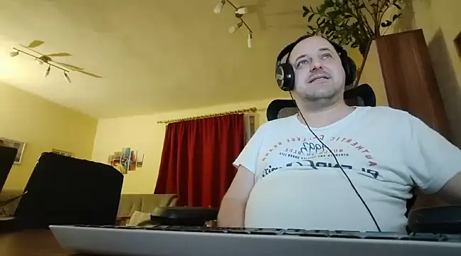 Snapshot of Stevie_Little chatting on February 2025 01:12:02 AM Stevie Little online show from February 2025 01:12:02 AM