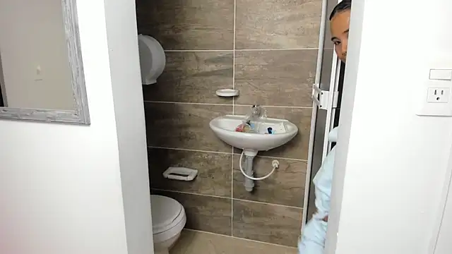 isabella florez online show from January 2025 06:02:01 PM