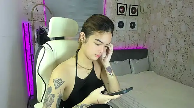 AlexandraMooree online show from January 2025 01:46:01 PM