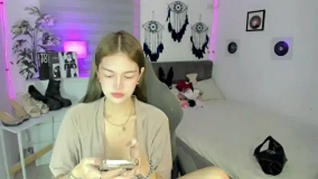 AlexandraMooree online show from April 2026 09:12:02 PM