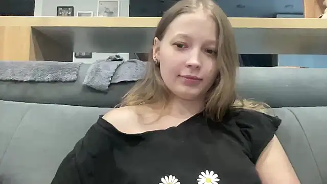 Snapshot of CharmingSarah chatting on June 2026 04:22:01 PM CharmingSarah online show from June 2026 04:22:01 PM