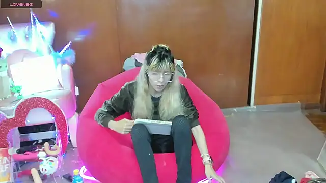 Skinygirl online show from April 2026 10:21:02 PM