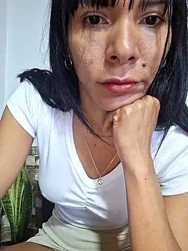 Snapshot of Doll_Loren chatting on February 2025 04:37:02 PM Doll Loren online show from February 2025 04:37:02 PM