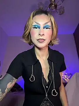 Cinamoonn online show from November 2025 05:18:01 PM