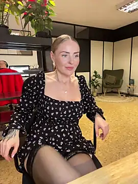 Snapshot of EmaSalis chatting on December 2024 12:27:01 PM EmaSalis online show from December 2024 12:27:01 PM