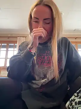 Snapshot of EmaSalis chatting on January 2025 03:03:01 PM EmaSalis online show from January 2025 03:03:01 PM