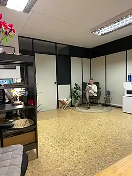 Snapshot of EmaSalis chatting on January 2025 01:20:02 PM EmaSalis online show from January 2025 01:20:02 PM