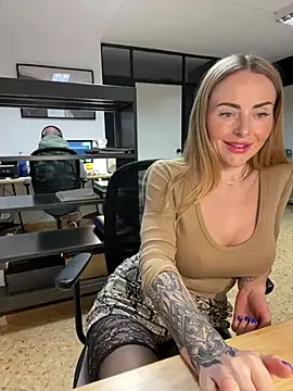 Snapshot of EmaSalis chatting on January 2025 09:56:01 AM EmaSalis online show from January 2025 09:56:01 AM