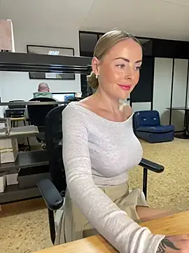 Snapshot of EmaSalis chatting on January 2025 08:32:02 AM EmaSalis online show from January 2025 08:32:02 AM