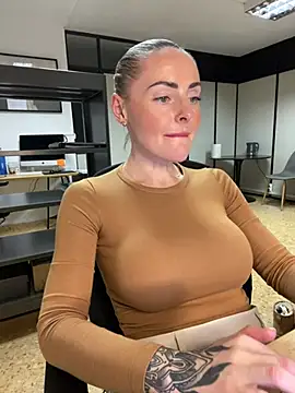 Snapshot of EmaSalis chatting on February 2025 04:22:01 PM EmaSalis online show from February 2025 04:22:01 PM