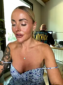 Snapshot of EmaSalis chatting on September 2025 10:48:01 AM EmaSalis online show from September 2025 10:48:01 AM