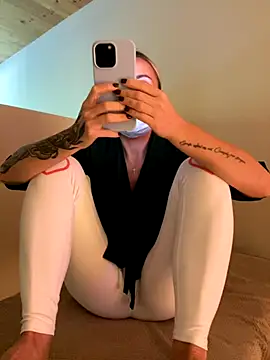 Snapshot of EmaSalis chatting on September 2025 08:27:01 AM EmaSalis online show from September 2025 08:27:01 AM