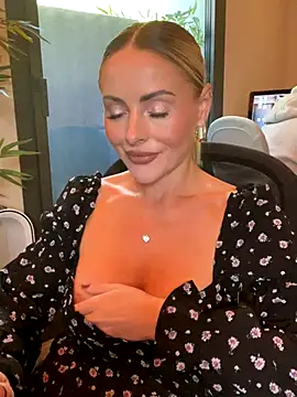 Snapshot of EmaSalis chatting on September 2025 09:24:01 AM EmaSalis online show from September 2025 09:24:01 AM