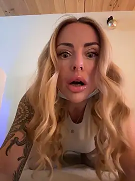 Snapshot of EmaSalis chatting on November 2025 09:31:01 AM EmaSalis online show from November 2025 09:31:01 AM