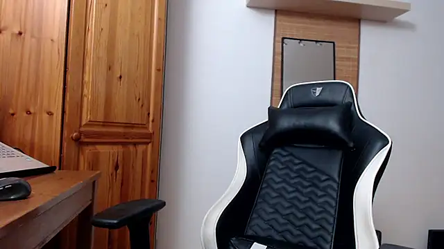 Snapshot of Lisakisss chatting on January 2025 06:45:02 PM Lisakisss online show from January 2025 06:45:02 PM