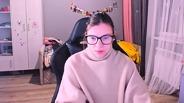 MollyLollipop online show from December 2025 01:43:02 AM