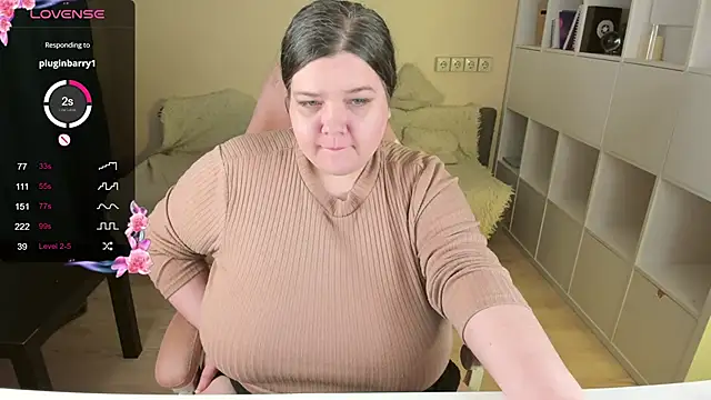 Snapshot of PlumPie chatting on November 2025 11:03:01 PM PlumPie online show from November 2025 11:03:01 PM