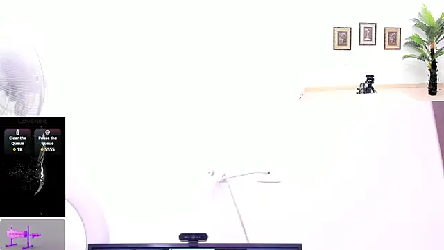 Paulina Davis  online show from March 2025 11:27:02 PM