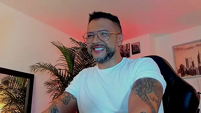 Snapshot of MrFrank_tattoo chatting on December 2024 12:52:01 AM MrFrank tattoo online show from December 2024 12:52:01 AM