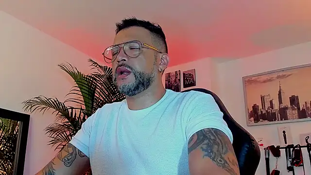 Snapshot of MrFrank_tattoo chatting on December 2024 03:58:01 AM MrFrank tattoo online show from December 2024 03:58:01 AM