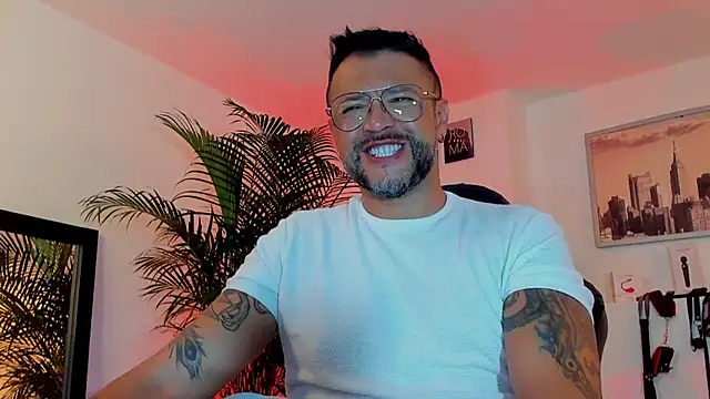Snapshot of MrFrank_tattoo chatting on December 2024 07:03:01 AM MrFrank tattoo online show from December 2024 07:03:01 AM