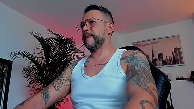 Snapshot of MrFrank_tattoo chatting on December 2024 06:54:02 PM MrFrank tattoo online show from December 2024 06:54:02 PM