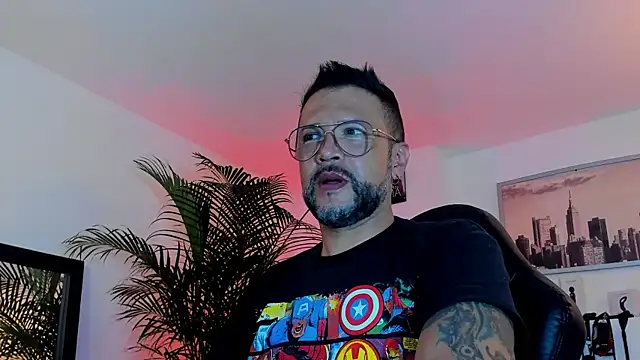 Snapshot of MrFrank_tattoo chatting on December 2024 03:43:01 AM MrFrank tattoo online show from December 2024 03:43:01 AM