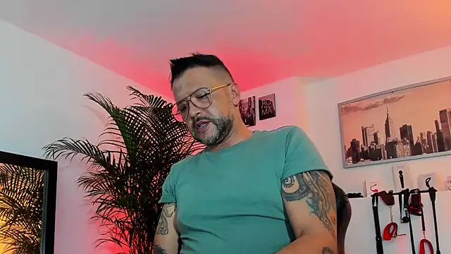 Snapshot of MrFrank_tattoo chatting on December 2024 01:26:01 AM MrFrank tattoo online show from December 2024 01:26:01 AM