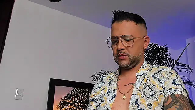 Snapshot of MrFrank_tattoo chatting on January 2025 03:39:02 PM MrFrank tattoo online show from January 2025 03:39:02 PM