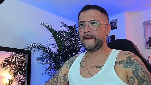 Snapshot of MrFrank_tattoo chatting on January 2025 12:25:02 AM MrFrank tattoo online show from January 2025 12:25:02 AM