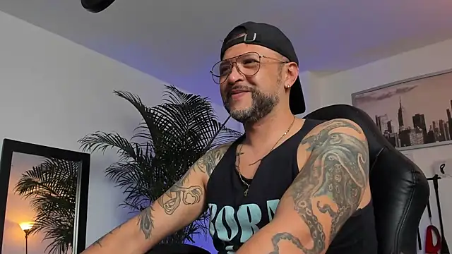 Snapshot of MrFrank_tattoo chatting on January 2025 04:08:02 PM MrFrank tattoo online show from January 2025 04:08:02 PM