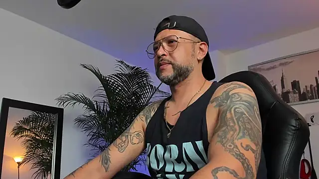 Snapshot of MrFrank_tattoo chatting on January 2025 07:11:01 PM MrFrank tattoo online show from January 2025 07:11:01 PM